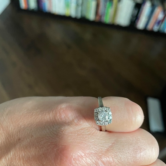 Brilliant Cut Modern Diamond Ring - Picture 3 of 5